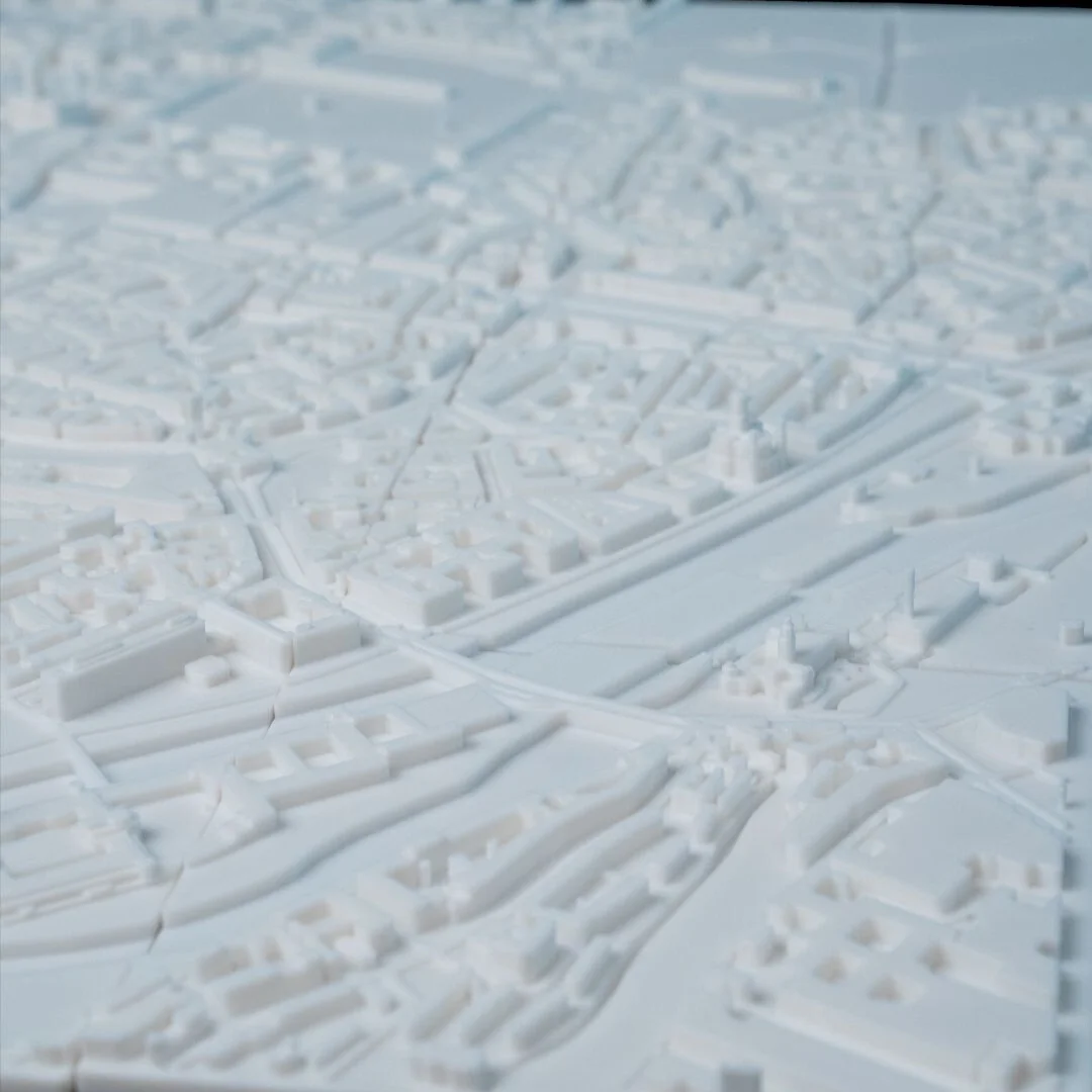 Close view of a waterway and nearby buildings in a Munich city relief map.