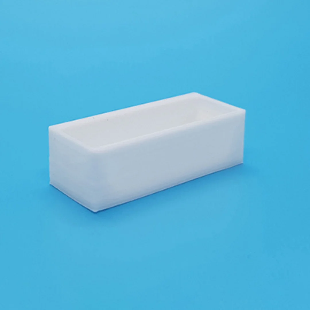 Miniature rectangular bathtub at 1:50 scale.