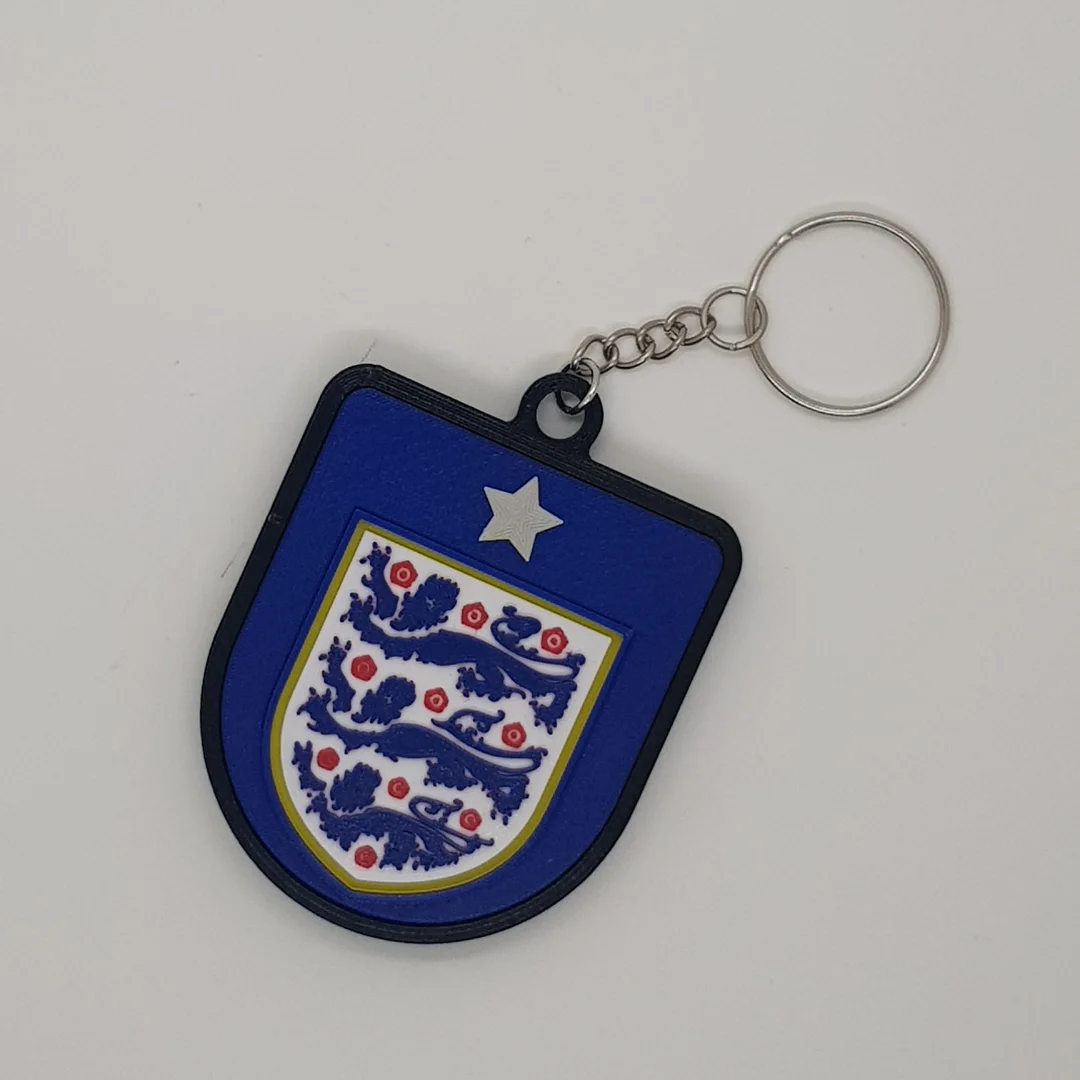 Front view of the England football crest keychain with its chain and key ring.