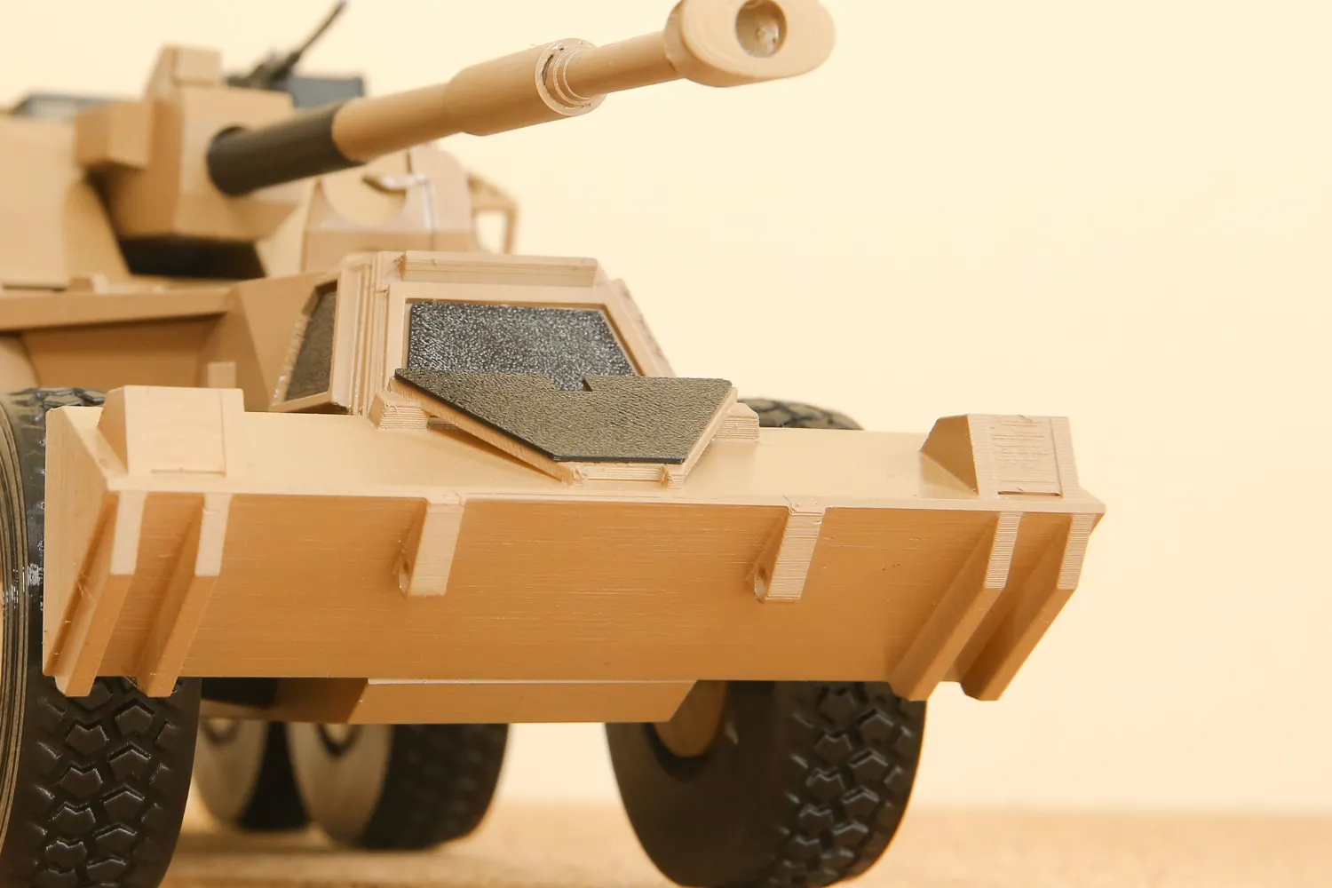 3d printed large G6 howitzer model in UAE