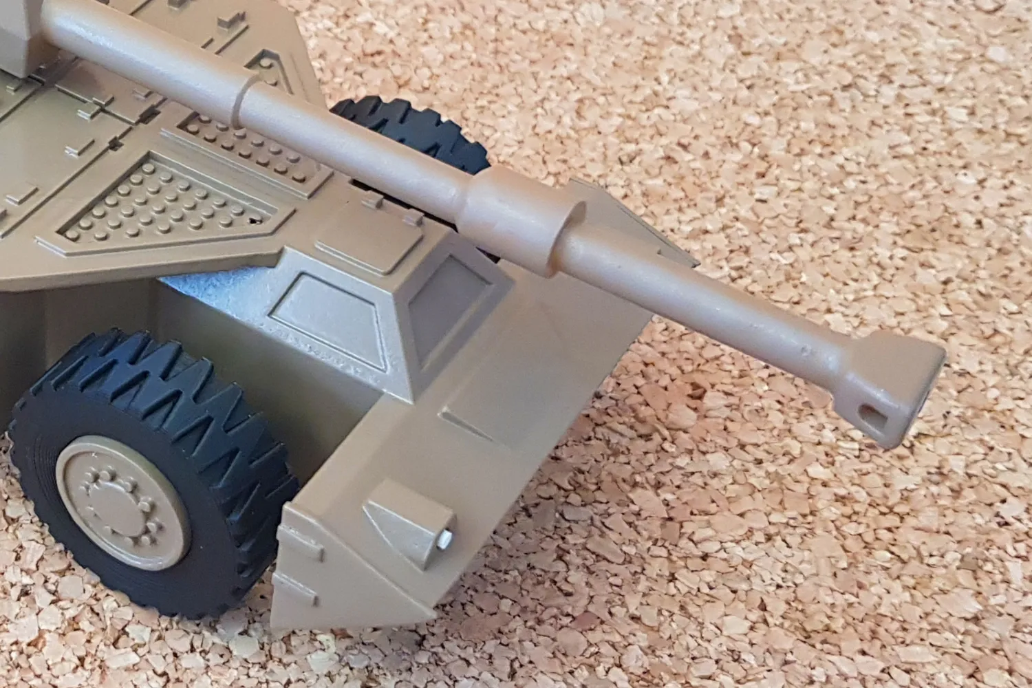 3d printed small G6 howitzer model in UAE